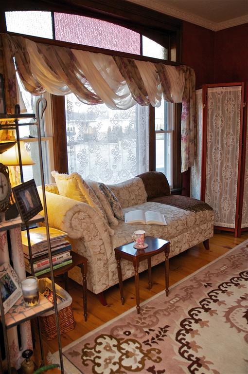 Bondy House Bed & Breakfast Amherstburg Exterior photo