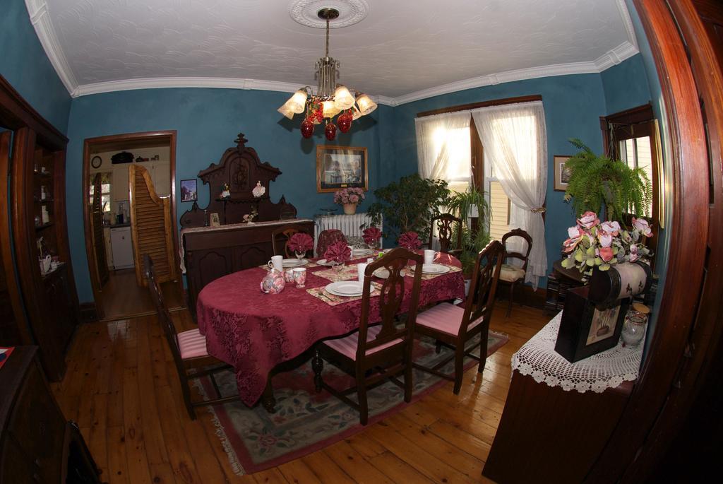 Bondy House Bed & Breakfast Amherstburg Exterior photo