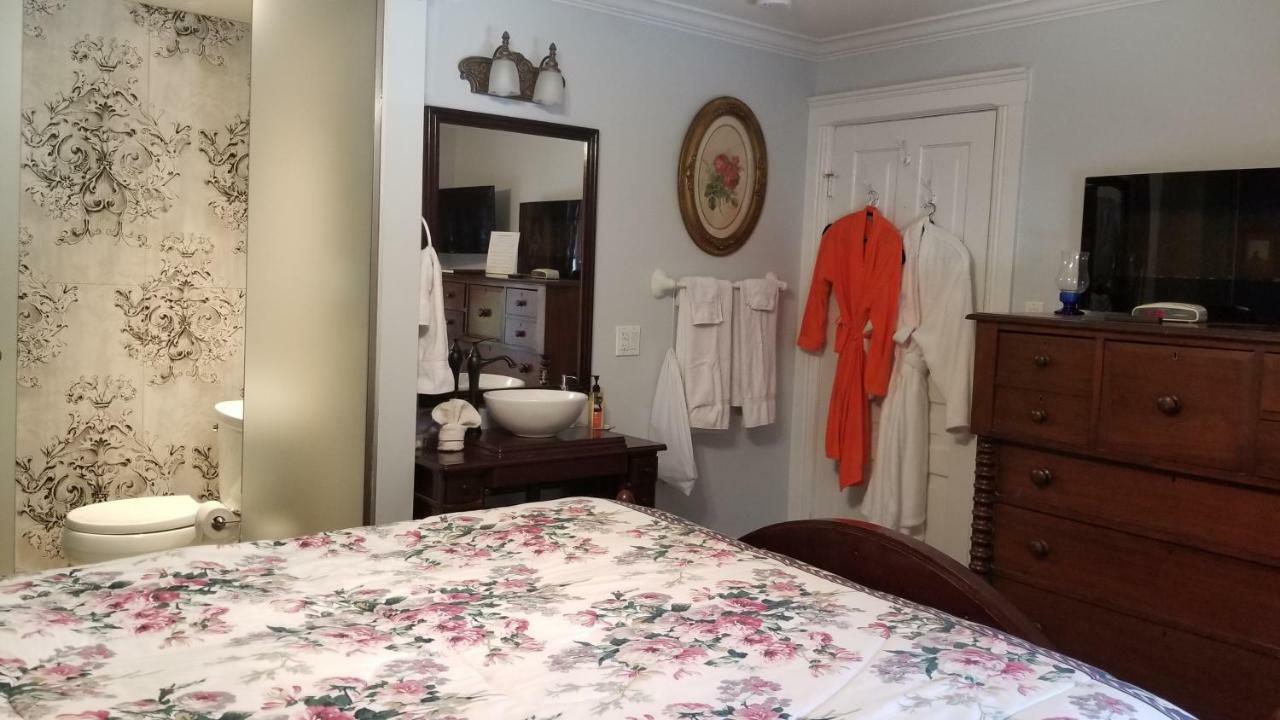 Bondy House Bed & Breakfast Amherstburg Exterior photo